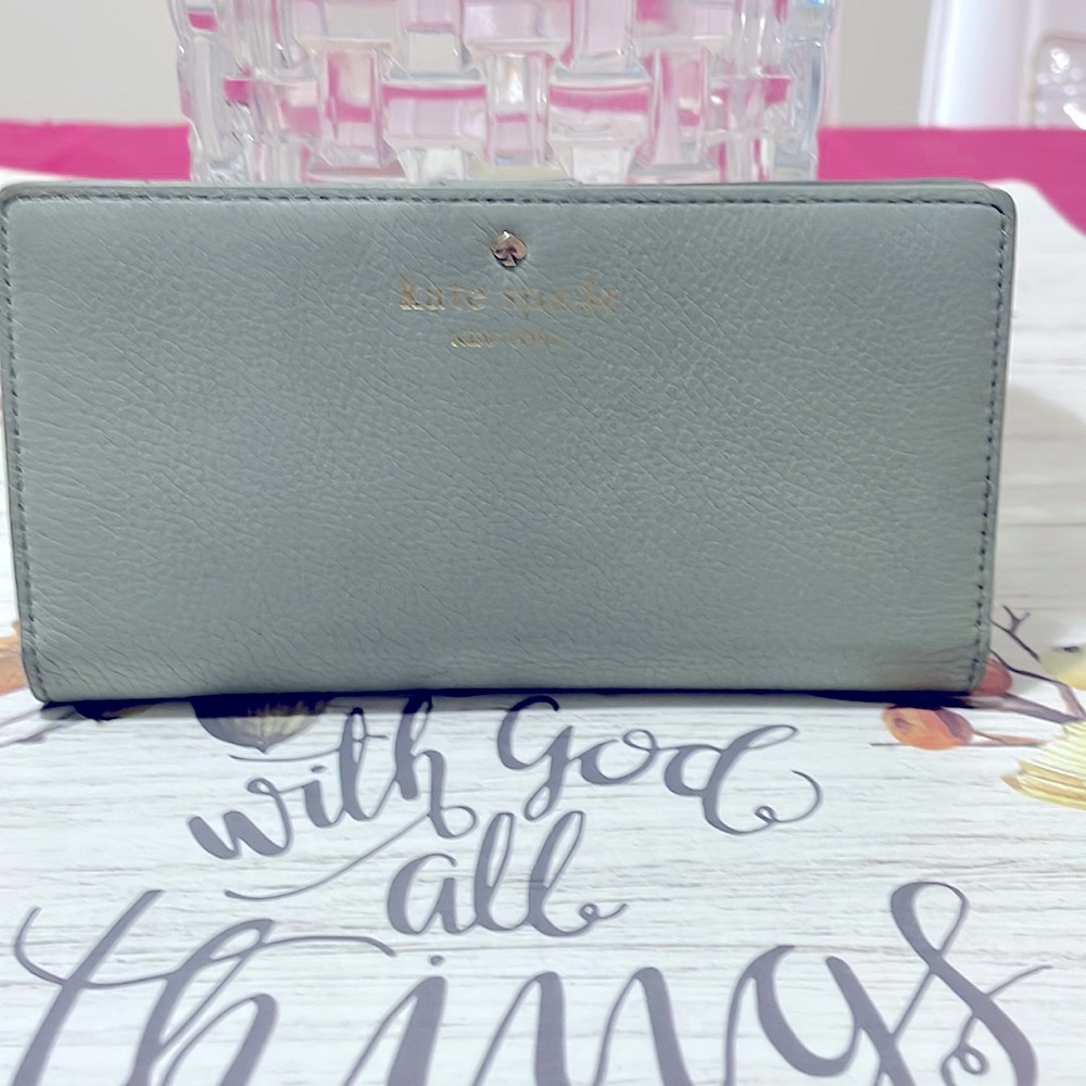 KATE SPADE ♠️ WALLET IN A VERY RARE COLOR